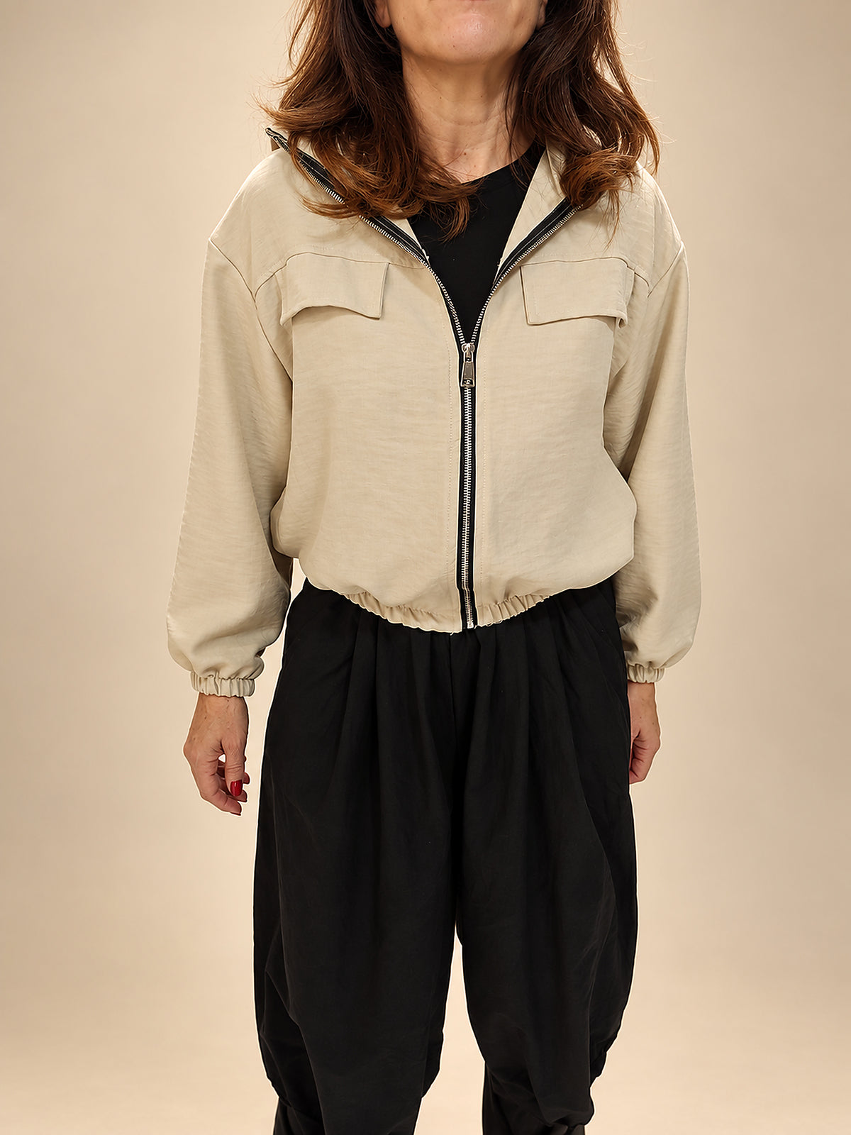 Chaqueta Corta Beige con Cremallera y Cuello Alto