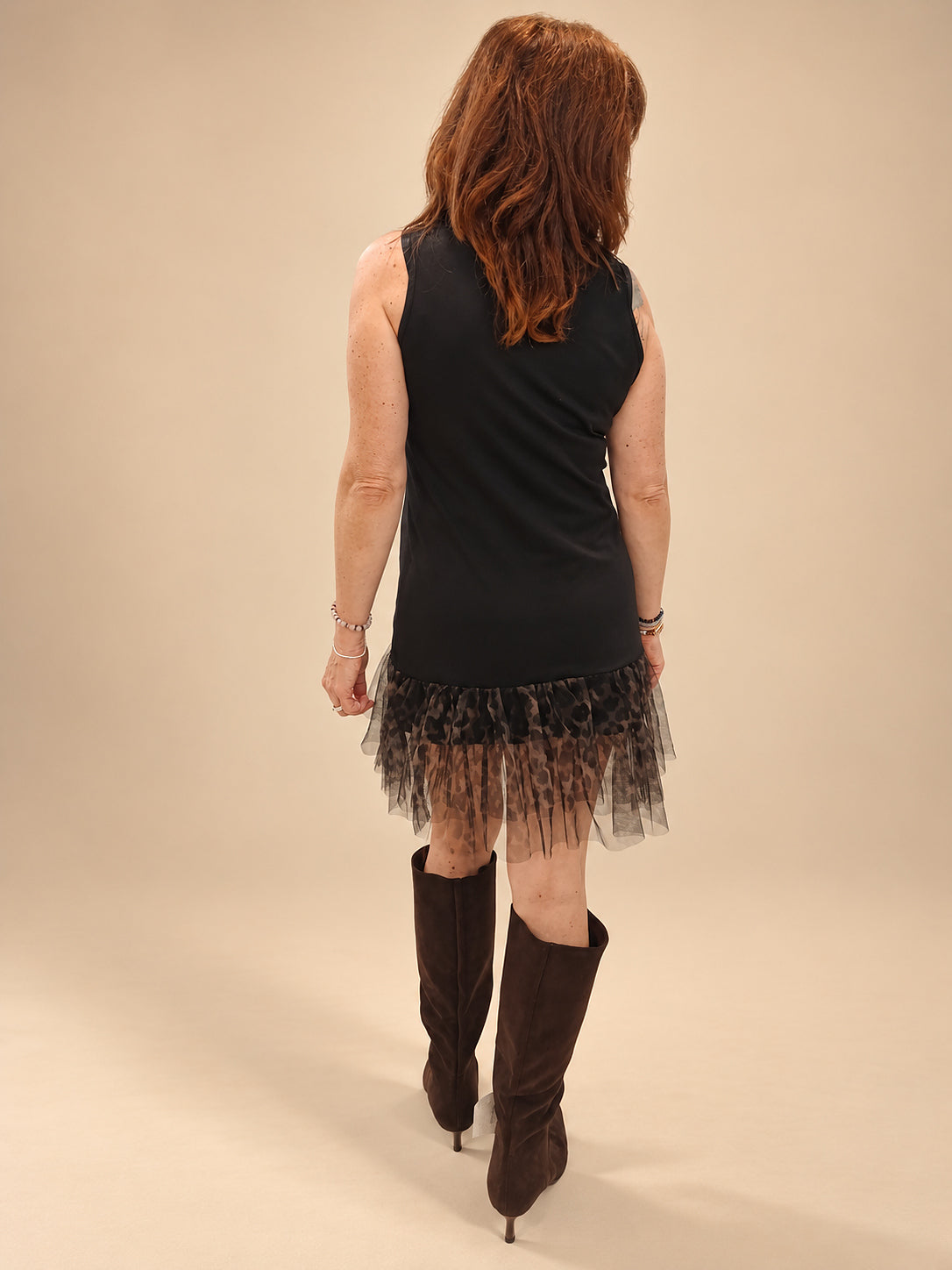 Vestido Negro Corto con Volante de Tul