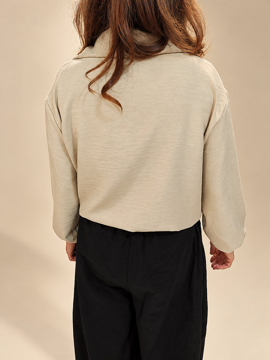 Chaqueta Corta Beige con Cremallera y Cuello Alto