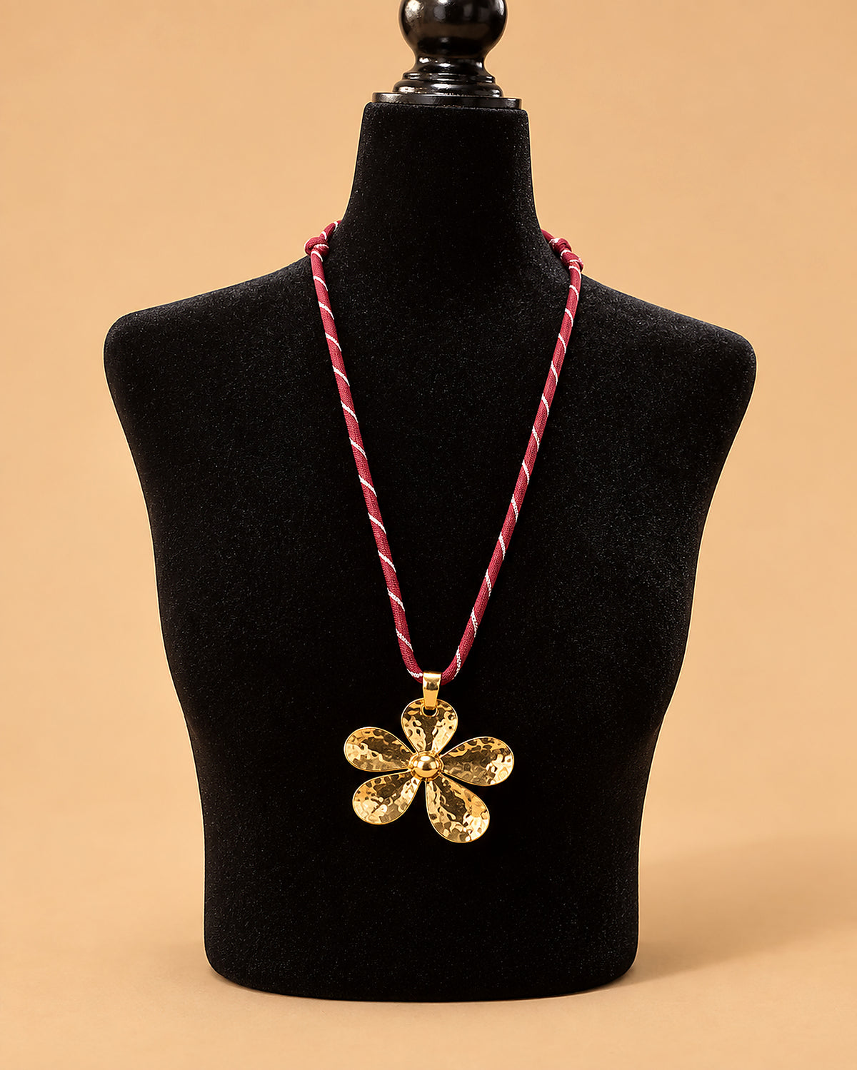 Collar de Cordón Rosa con Flor Dorada