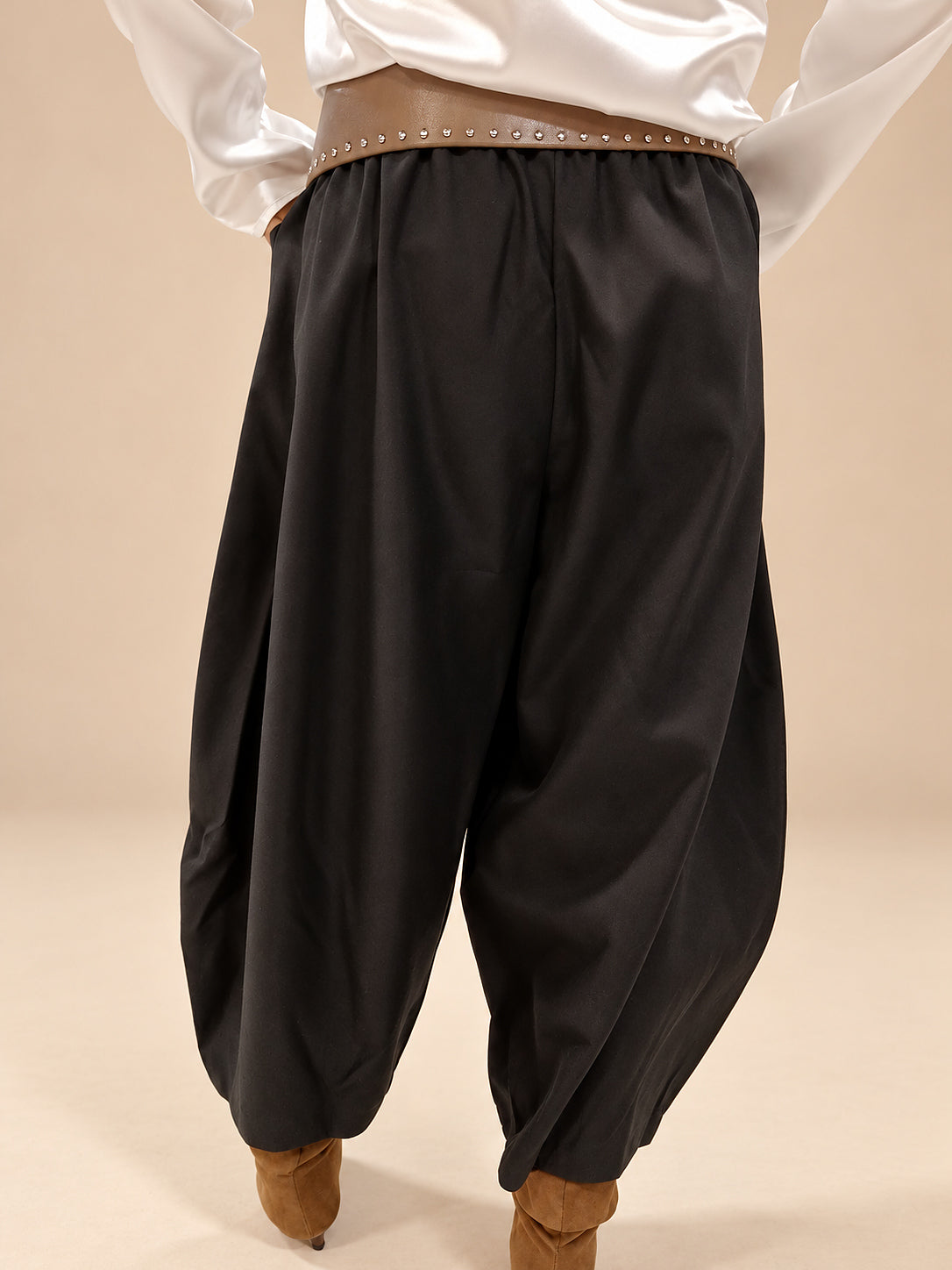 Pantalón Negro Balloon de Pinzas y Bolsillos